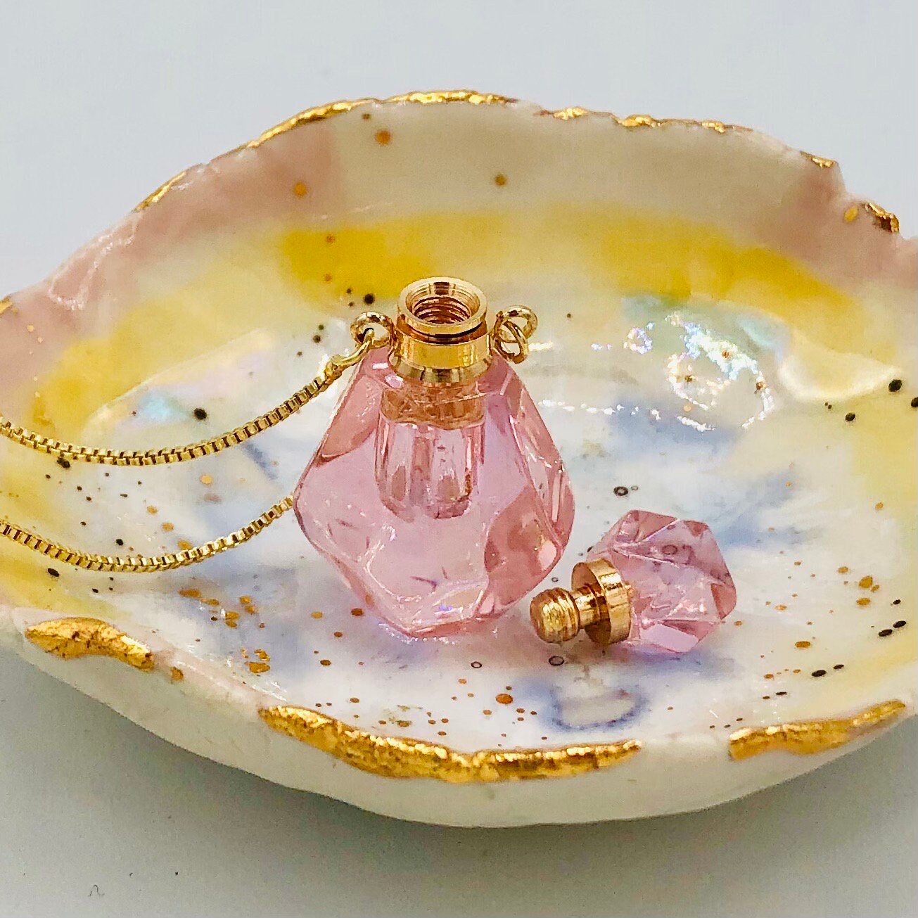 Glass Perfume Bottle Necklace, Pink Crystal Rose Glass Pendant, Gold Chain, Mini Refillable Perfume Locket for Essential Oil Aromatherapy